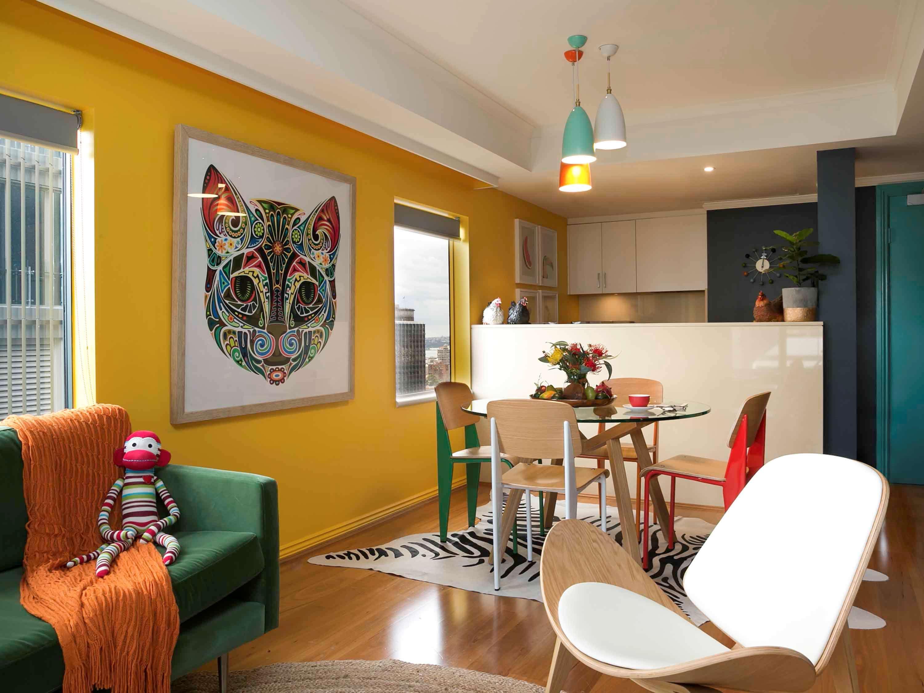 悉尼铂尔曼海德公园酒店 外观 照片 A living room with a kitchen in the background