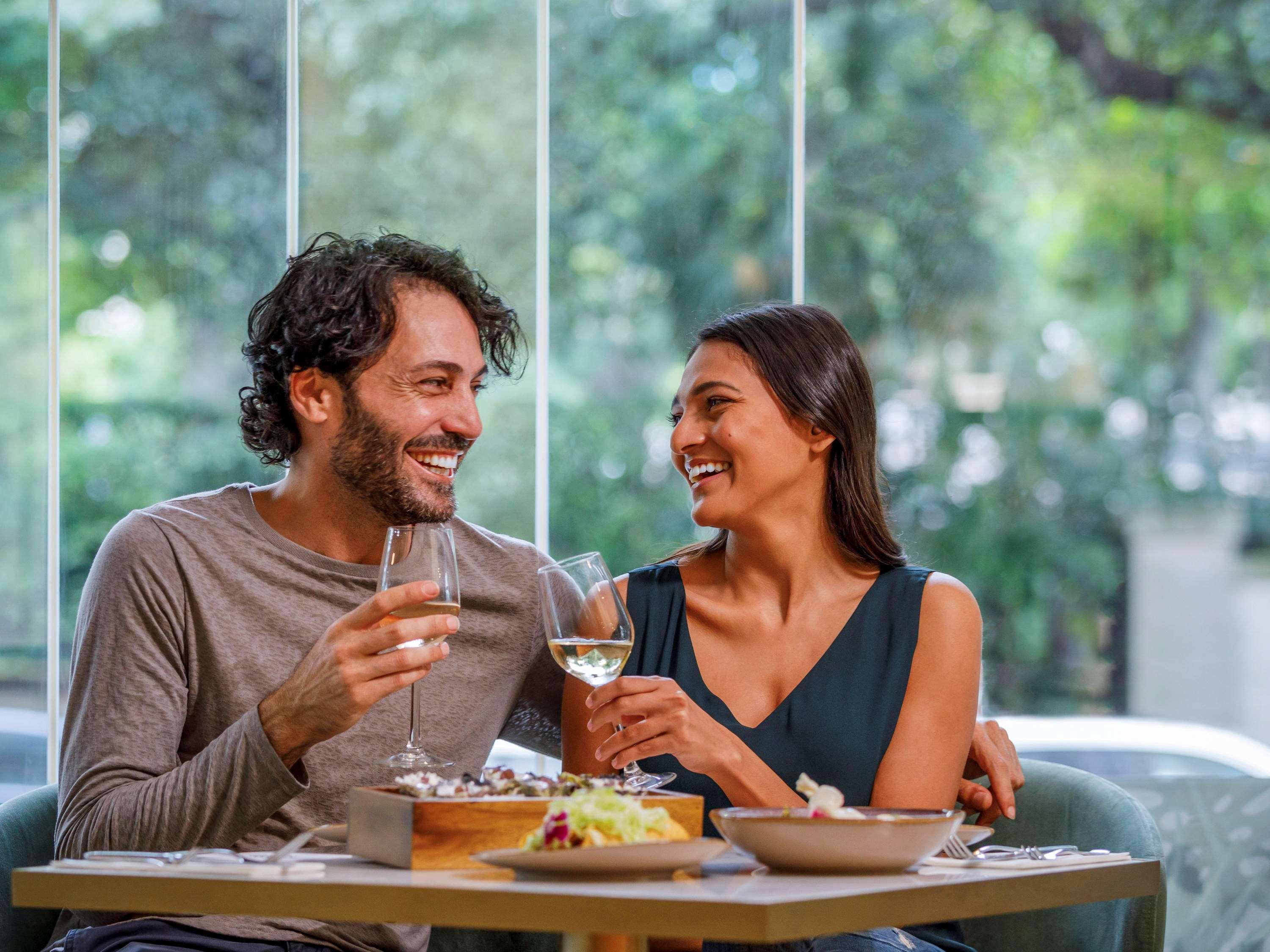 悉尼铂尔曼海德公园酒店 外观 照片 A couple dining together