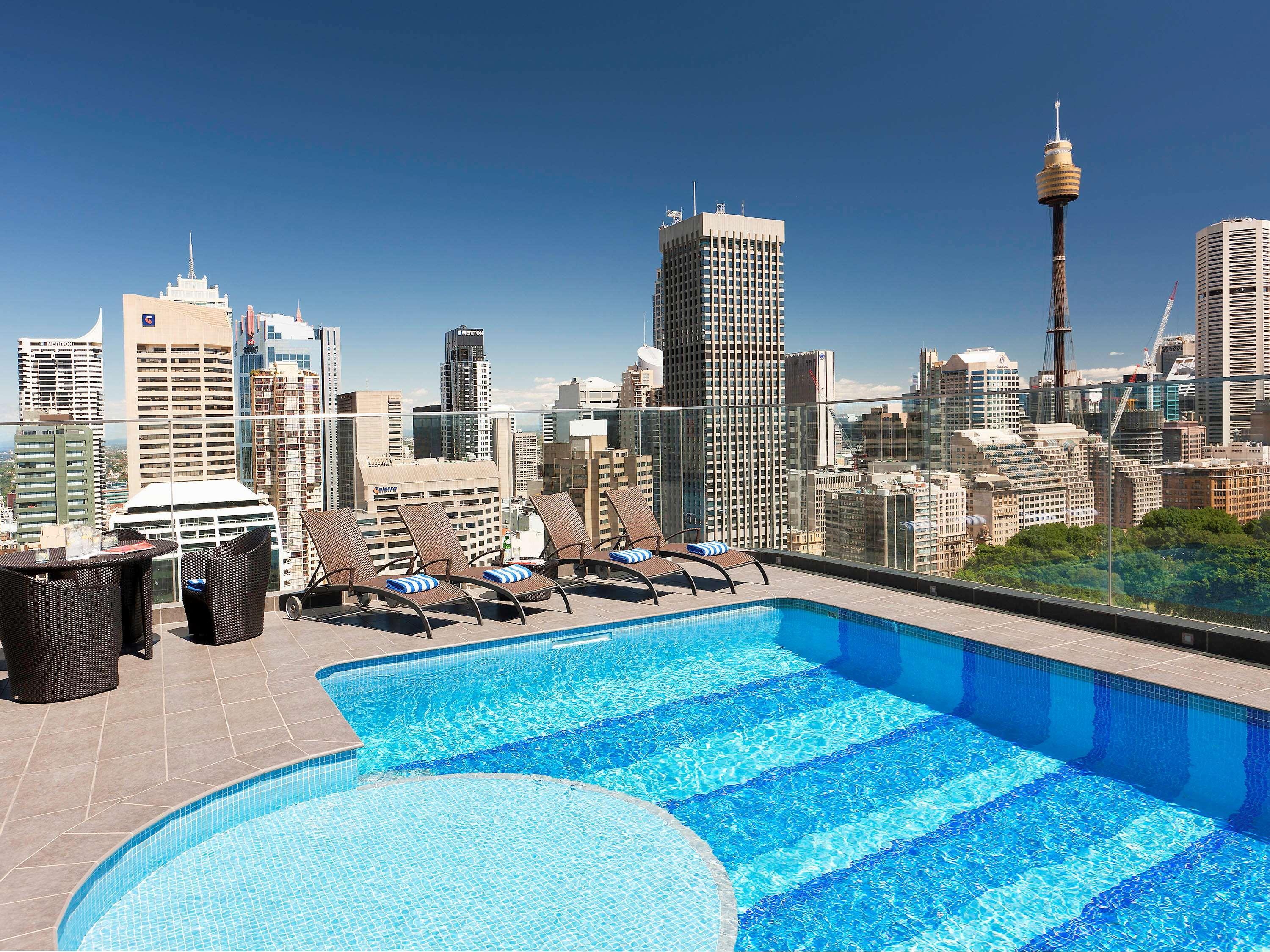 悉尼铂尔曼海德公园酒店 外观 照片 The rooftop pool at the hotel