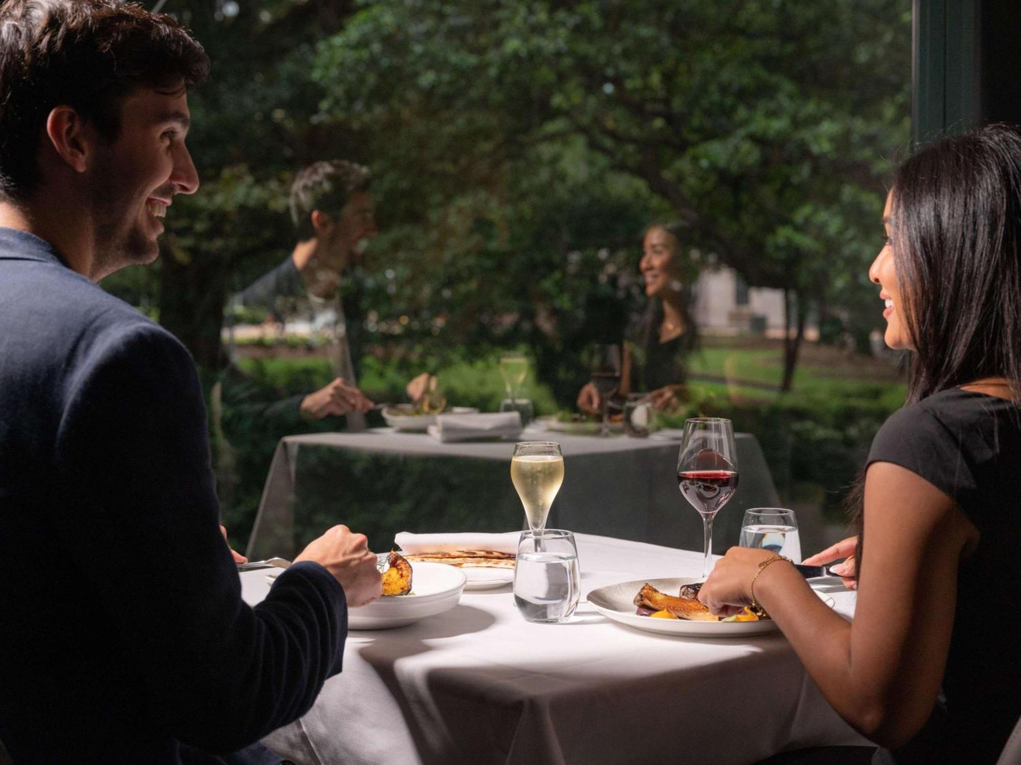 悉尼铂尔曼海德公园酒店 外观 照片 A couple dining at a restaurant