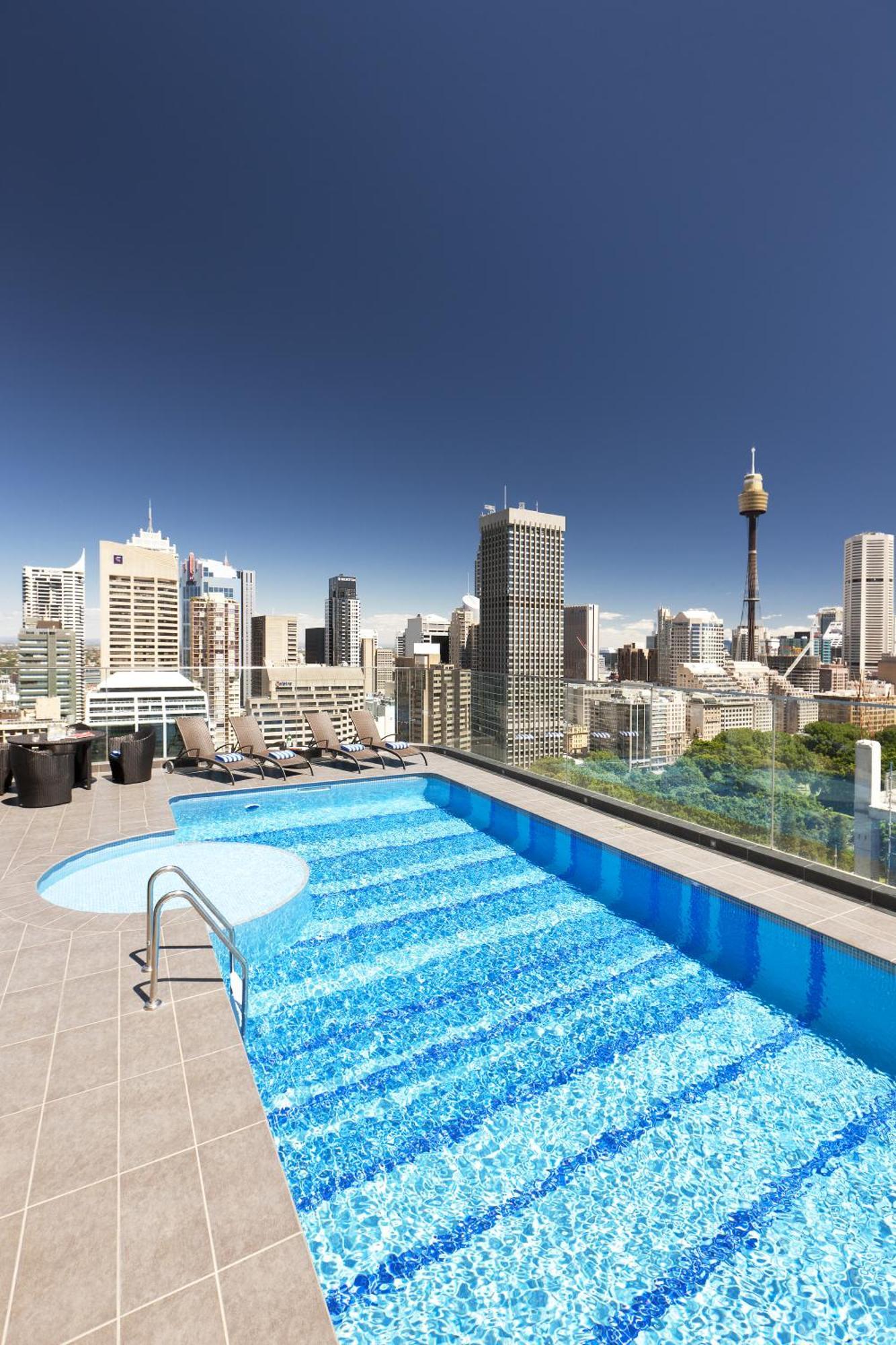 悉尼铂尔曼海德公园酒店 外观 照片 The rooftop pool at the hotel